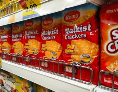 MELAKA, MALAYSIA - 5 Temmuz 2022: Krakerler markalı ticari paketlerde satıldı ve satışa sunuldu. Çikolata aromalı krakerler var. Hepsinin bir fiyatı var.. 