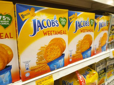 MELAKA, MALAYSIA - 5 Temmuz 2022: Krakerler markalı ticari paketlerde satıldı ve satışa sunuldu. Çikolata aromalı krakerler var. Hepsinin bir fiyatı var.. 