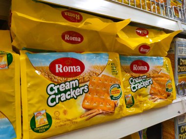 MELAKA, MALAYSIA - 5 Temmuz 2022: Krakerler markalı ticari paketlerde satıldı ve satışa sunuldu. Çikolata aromalı krakerler var. Hepsinin bir fiyatı var.. 