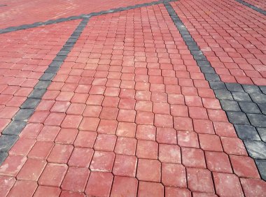 Çeşitli renklerdeki beton kaldırımlar maddenin tasarımı ve desenine göre düzenlenir. Bu malzeme yaya yolları ve araçlar için bir zemin olarak kullanmak için uygundur..