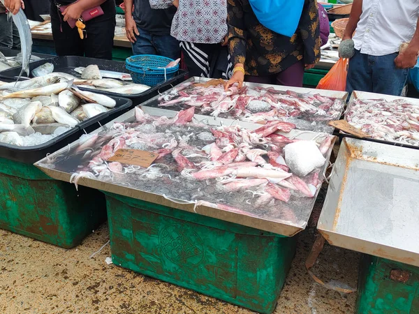 Свежая Рыба Другие Морепродукты Продаются Мокрых Рынках Помещается Блоху Выбор — стоковое фото