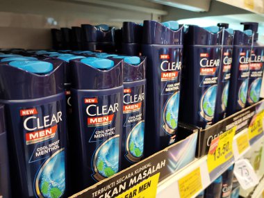 MELAKA, MALAYSIA -6 Haziran 2022: Plastik şişe ambalajındaki saç şampuanı, süpermarketteki raflarda satışa sunulmak üzere seçildi. Fiyat etiketi ile etiketlenmiş.