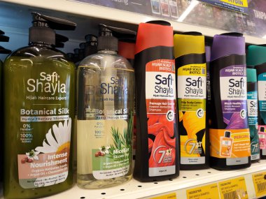 MELAKA, MALAYSIA -6 Haziran 2022: Plastik şişe ambalajındaki saç şampuanı, süpermarketteki raflarda satışa sunulmak üzere seçildi. Fiyat etiketi ile etiketlenmiş.