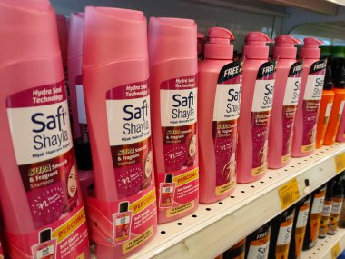 MELAKA, MALAYSIA -6 Haziran 2022: Plastik şişe ambalajındaki saç şampuanı, süpermarketteki raflarda satışa sunulmak üzere seçildi. Fiyat etiketi ile etiketlenmiş.