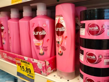 MELAKA, MALAYSIA -6 Haziran 2022: Plastik şişe ambalajındaki saç şampuanı, süpermarketteki raflarda satışa sunulmak üzere seçildi. Fiyat etiketi ile etiketlenmiş.