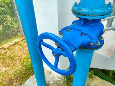 JOHOR, MALAYSIA - 1 AĞUSTOS 2022: boru vanası bir borudan geçen su veya sıvı miktarını kontrol etmek için kullanılır. Bu vana aynı zamanda boru bağlantıları için de kullanılır..