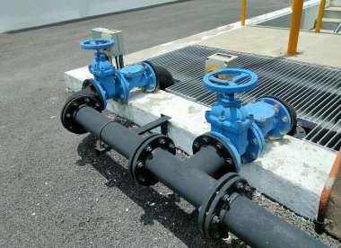 JOHOR, MALAYSIA - 1 AĞUSTOS 2022: boru vanası bir borudan geçen su veya sıvı miktarını kontrol etmek için kullanılır. Bu vana aynı zamanda boru bağlantıları için de kullanılır..