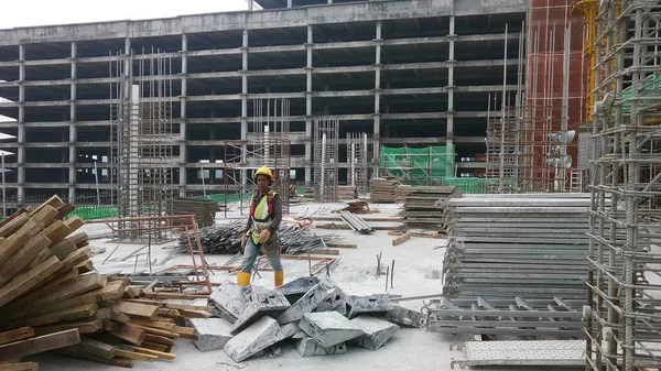 Melaka Malaysia Abril 2022 Trabalhadores Construção Civil Estão Trabalhando Canteiro — Fotografia de Stock