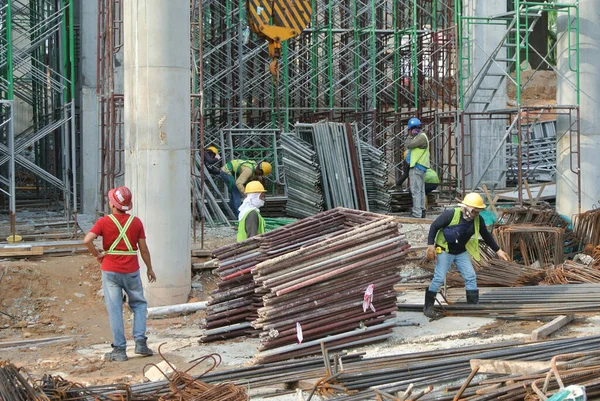 Melaka Malaysia April 2022 Bouwvakkers Werken Een Bouwplaats Dragen Veiligheidskleding — Stockfoto