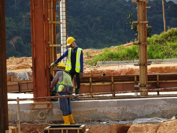 Melaka Malaysia April 2022 建筑工人在建筑工地工作 为了避免不必要的事故 他们穿上安全的衣服作为安全措施 — 图库照片