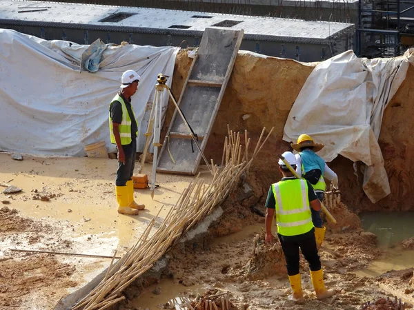 Melaka Malaysia April 2022 Construction Workers Working Construction Site Wear — Stock Photo, Image