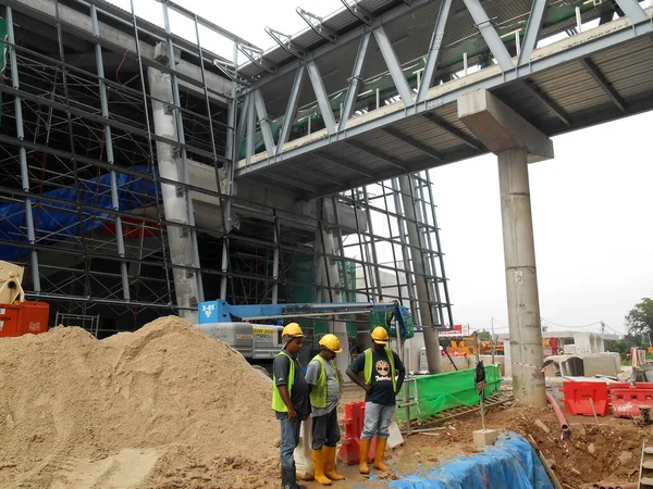 Melaka Malaysia Duben 2022 Stavební Dělníci Pracují Staveništi Nosí Bezpečnostní — Stock fotografie