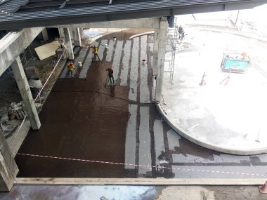 MELAKA, MALAYSIA - 1 Temmuz 2022: İnşaat işçileri tarafından beton levhanın üzerine uygulanan su geçirmez zar. Su geçirmez katman beton levhanın altından suyla geçmesini engellemek için.. 