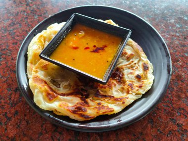 Geleneksel Malezya imzalı yassı ekmek yemeklerine roti kanai denir. Bu un, yumurta ve su karışımından yapılmış basit bir krep türüdür. Özel sosla ye..
