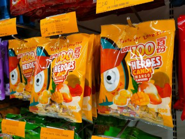 JOHOR, MALAYSIA - 6 Nisan 2022: Orta ölçekli ticari paketler halinde şeker ve şekerler sergilenmek üzere asıldı. Müşterilerin dikkatini çekmek için güzel bir paketin olsun..