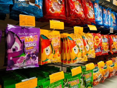 JOHOR, MALAYSIA - 6 Nisan 2022: Orta ölçekli ticari paketler halinde şeker ve şekerler sergilenmek üzere asıldı. Müşterilerin dikkatini çekmek için güzel bir paketin olsun..