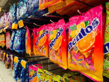 JOHOR, MALAYSIA - 6 Nisan 2022: Orta ölçekli ticari paketler halinde şeker ve şekerler sergilenmek üzere asıldı. Müşterilerin dikkatini çekmek için güzel bir paketin olsun..