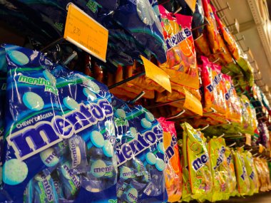 JOHOR, MALAYSIA - 6 Nisan 2022: Orta ölçekli ticari paketler halinde şeker ve şekerler sergilenmek üzere asıldı. Müşterilerin dikkatini çekmek için güzel bir paketin olsun..