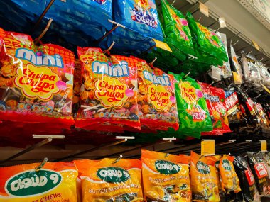 JOHOR, MALAYSIA - 6 Nisan 2022: Orta ölçekli ticari paketler halinde şeker ve şekerler sergilenmek üzere asıldı. Müşterilerin dikkatini çekmek için güzel bir paketin olsun..