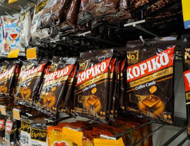 JOHOR, MALAYSIA - 6 Nisan 2022: Orta ölçekli ticari paketler halinde şeker ve şekerler sergilenmek üzere asıldı. Müşterilerin dikkatini çekmek için güzel bir paketin olsun..