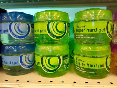 JOHOR, MALAYSIA - 4 Nisan 2022: Erkeklerin saç kremleri ve jelleri bir mağazada satışa sunuldu. Ticari paketler halinde paketlenmiş. Bir fiyat etiketi var ve marka ve tipe göre ayrılır.