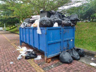 MELAKA, MALAYSIA -MAYIS 2, 2022: Çöp ve kullanılmayan materyalleri toplamak için kullanılan büyük atık çöp kutusu. Bu toplu çöp toplama, belirlenen programa göre periyodik olarak yapılacak.