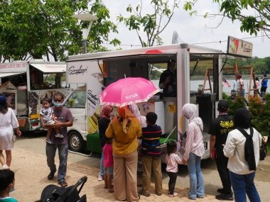 MELAKA, MALAYSIA - 6 Nisan 2022: Yiyecek tedarikçileri kalabalık yerlerde yiyecek satmak için gıda kamyonlarını kullanır. Bu yemek kamyonu stratejik bir yere yerleştirilir ve müşterilere kolaylık sağlar..  