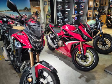 JOHOR, MALAYSIA -14 Nisan 2022: müşteriler için yeni motosikletler sergileyen bir motosiklet galerisi. Motosikletin üzerinde fiyat etiketi var..