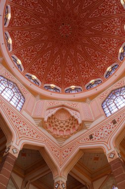PUTRAJAYA, MALAYSIA - 09 Aralık 2013: Putra Camii Putrajaya Malezya. Putrajaya 'da inşa edilen ilk camiydi ve turistik ilgi odağı olmuştu.. 