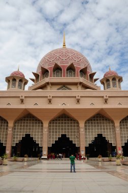 PUTRAJAYA, MALAYSIA - 09 Aralık 2013: Putra Camii Putrajaya Malezya. Putrajaya 'da inşa edilen ilk camiydi ve turistik ilgi odağı olmuştu.. 