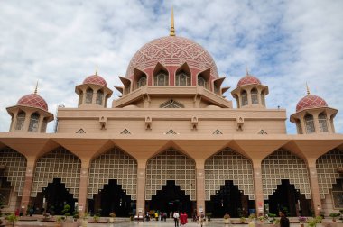 PUTRAJAYA, MALAYSIA - 09 Aralık 2013: Putra Camii Putrajaya Malezya. Putrajaya 'da inşa edilen ilk camiydi ve turistik ilgi odağı olmuştu.. 