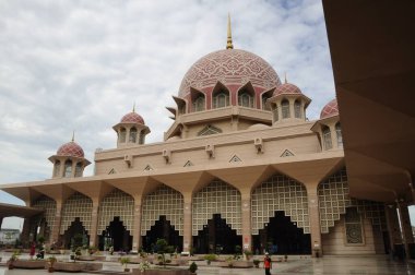 PUTRAJAYA, MALAYSIA - 09 Aralık 2013: Putra Camii Putrajaya Malezya. Putrajaya 'da inşa edilen ilk camiydi ve turistik ilgi odağı olmuştu.. 