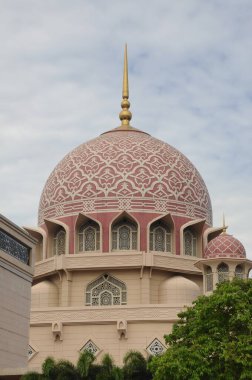 PUTRAJAYA, MALAYSIA - 09 Aralık 2013: Putra Camii Putrajaya Malezya. Putrajaya 'da inşa edilen ilk camiydi ve turistik ilgi odağı olmuştu.. 