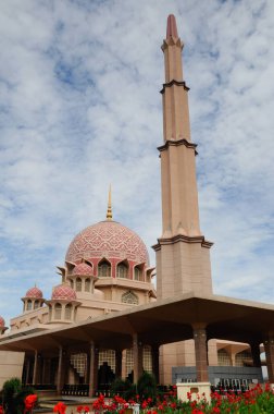 PUTRAJAYA, MALAYSIA - 09 Aralık 2013: Putra Camii Putrajaya Malezya. Putrajaya 'da inşa edilen ilk camiydi ve turistik ilgi odağı olmuştu.. 