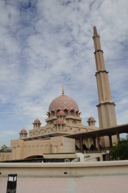 PUTRAJAYA, MALAYSIA - 09 Aralık 2013: Putra Camii Putrajaya Malezya. Putrajaya 'da inşa edilen ilk camiydi ve turistik ilgi odağı olmuştu.. 