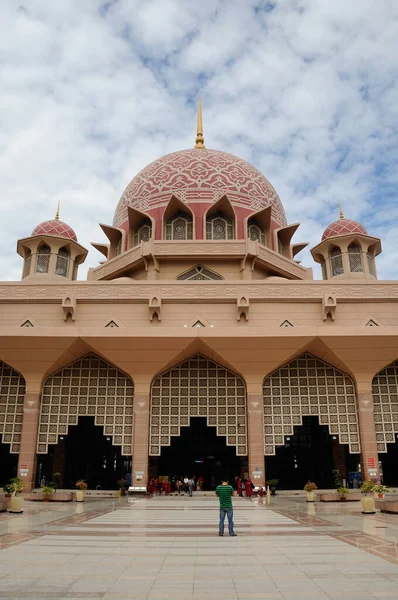 PUTRAJAYA, MALAYSIA - 09 Aralık 2013: Putra Camii Putrajaya Malezya. Putrajaya 'da inşa edilen ilk camiydi ve turistik ilgi odağı olmuştu.. 