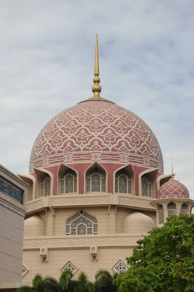 PUTRAJAYA, MALAYSIA - 09 Aralık 2013: Putra Camii Putrajaya Malezya. Putrajaya 'da inşa edilen ilk camiydi ve turistik ilgi odağı olmuştu.. 