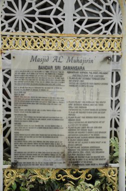 SELANGOR, MALAYSIA, 2013: Al Mukarramah Camii Bandar Sri Damansara, Selangor, Malezya. İnşa edilmiş Türkiye 'deki Anadolu mimarisi ve Osmanlı mimarisine atıfta bulunulmuştur.. 