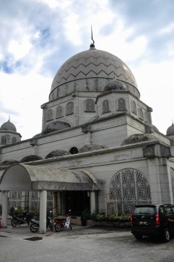 SELANGOR, MALAYSIA, 2013: Al Mukarramah Camii Bandar Sri Damansara, Selangor, Malezya. İnşa edilmiş Türkiye 'deki Anadolu mimarisi ve Osmanlı mimarisine atıfta bulunulmuştur.. 
