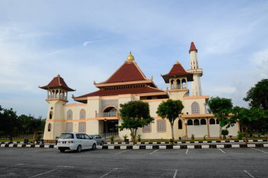 MALACCA, Malezya - 25 Aralık 2013: Jasin, Malezya 'daki Al Gaffar Camii. Cami tepede inşa edilmiştir ve Jasin Bölgesi 'nin en büyük camisidir.. 