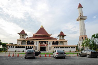 MALACCA, Malezya - 25 Aralık 2013: Jasin, Malezya 'daki Al Gaffar Camii. Cami tepede inşa edilmiştir ve Jasin Bölgesi 'nin en büyük camisidir.. 