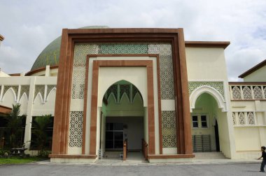 KUALA LUMPUR, MALAYSIA - 28 Aralık 2013: Kuala Lumpur Hava Üssü 'ndeki Kuala Lumpur Hava Üssü Camii. 2008 'de tamamlandı. Aynı zamanda Mescid Abdullah bin Zubair olarak da bilinir.