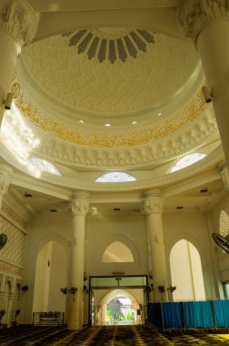 KUALA LUMPUR, Malezya - Aralık 2013: Kuala Lumpur, Malezya 'daki Al Bukhary Camii. 2006 'da tamamlandı. Caminin kapasitesi 2700 kişi..