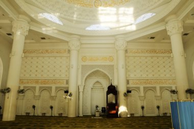 KUALA LUMPUR, Malezya - Aralık 2013: Kuala Lumpur, Malezya 'daki Al Bukhary Camii. 2006 'da tamamlandı. Caminin kapasitesi 2700 kişi..