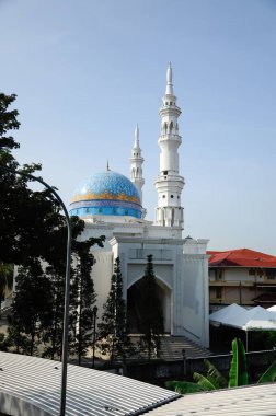 KUALA LUMPUR, Malezya - Aralık 2013: Kuala Lumpur, Malezya 'daki Al Bukhary Camii. 2006 'da tamamlandı. Caminin kapasitesi 2700 kişi..