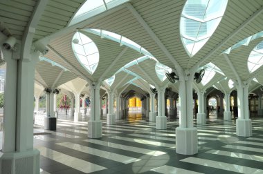 KUALA LUMPUR, MALAYSIA 14 Aralık 2013: Kuala Lumpur Şehir Merkezi 'ndeki Syakirin Camii (KLCC), Kuala Lumpur, Malezya. 5000 'e kadar insanı barındırabilir.. 