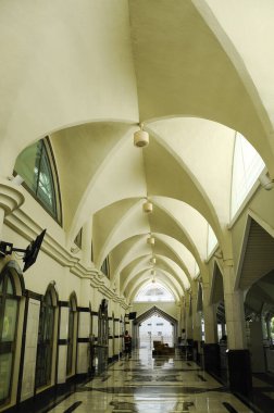 KUALA LUMPUR, MALAYSIA 14 Aralık 2013: Kuala Lumpur Şehir Merkezi 'ndeki Syakirin Camii (KLCC), Kuala Lumpur, Malezya. 5000 'e kadar insanı barındırabilir.. 