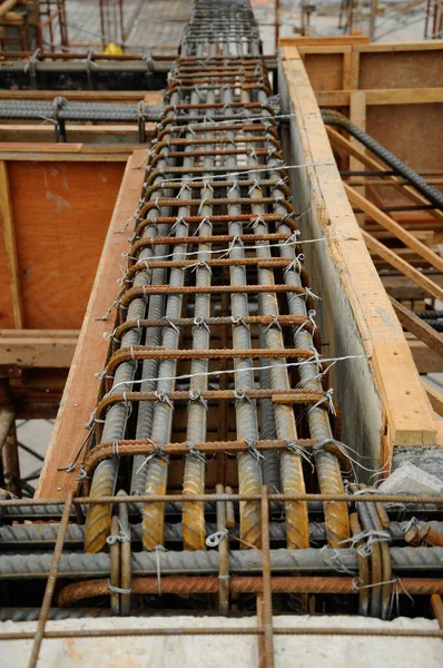 Cyberjaya Malaysia February 2014年2月 钢梁和木材模板钢筋的制造 钢筋为混凝土结构提供了强度 — 图库照片