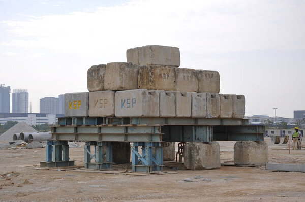 ПУТРАДЖАЯ, МАЛАЙЗИЯ - ФЕВРАЛЬ, 2013: Тестирование статической нагрузки свай или МЛТ-нагрузки - самый точный способ определения грузоподъемности свай. 