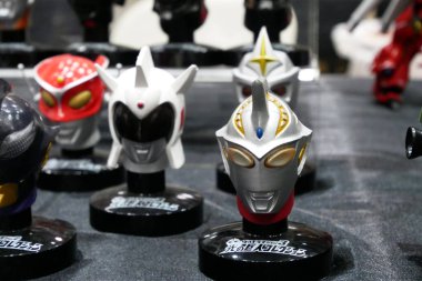 KUALA LUMPUR, MALAYSIA - 9 Mart 2022: Japon popüler dizi Ultraman 'dan kurgusal karakter aksiyon figürüne odaklandı. Son anime dizilerinden uyarlanan Ultraman 'ın yeni kıyafeti.
